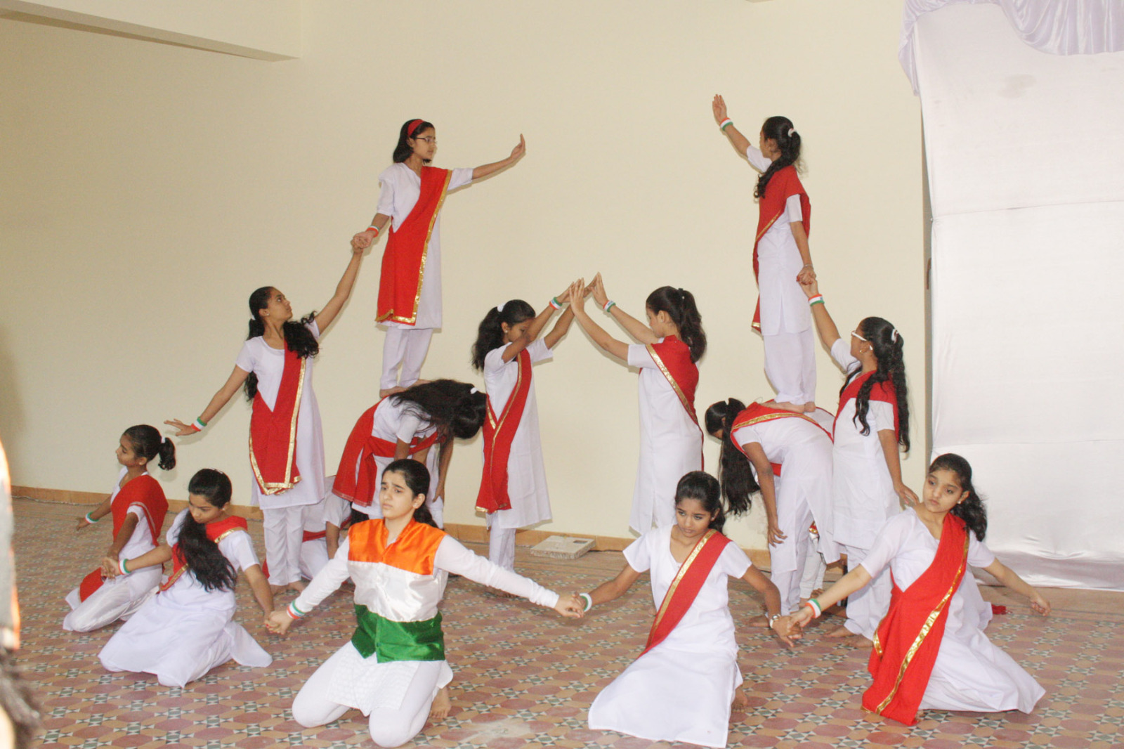 Girls Dancing on indian song 3